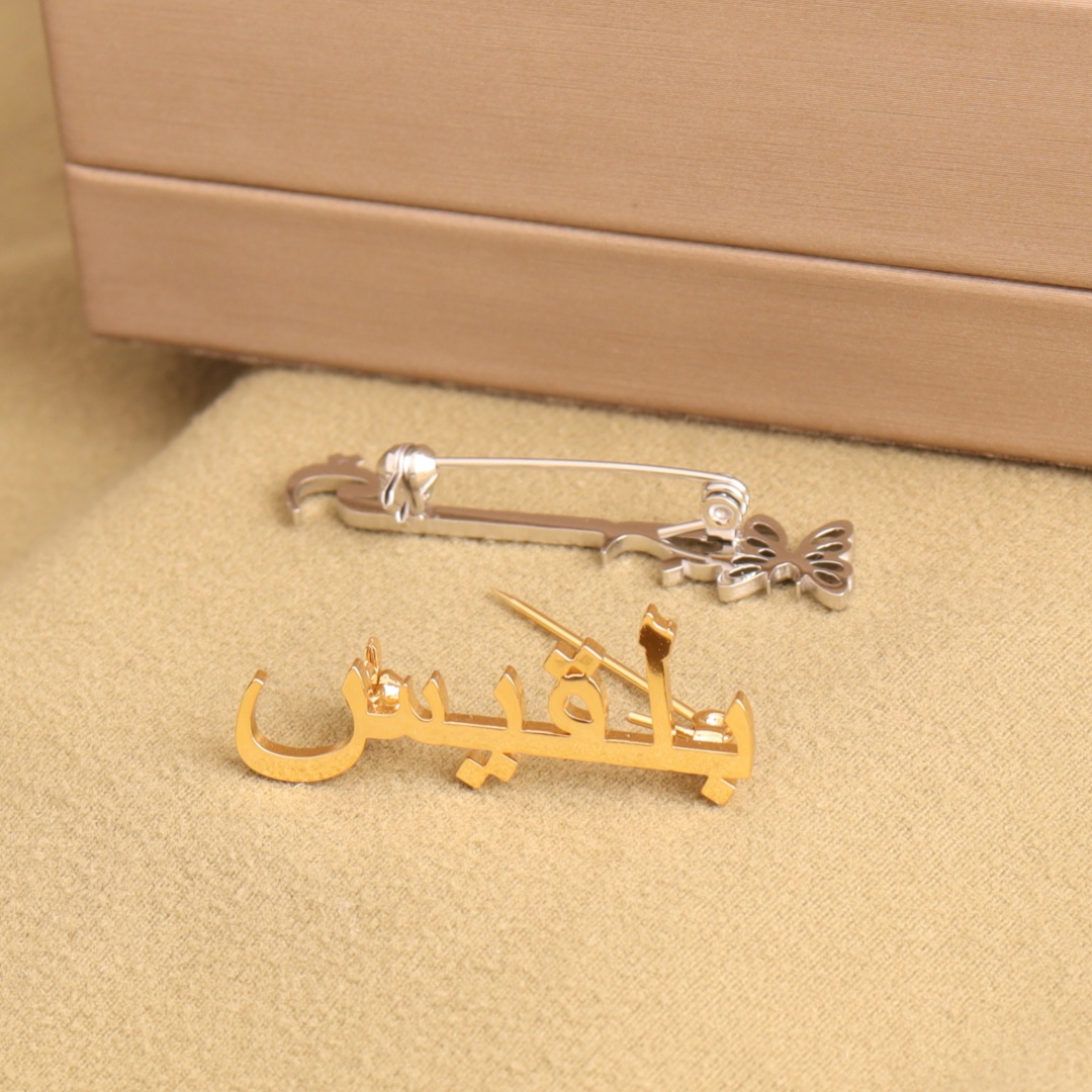 Customized Arabic Name Brooch  - Interior Design Office recensione e prezzo