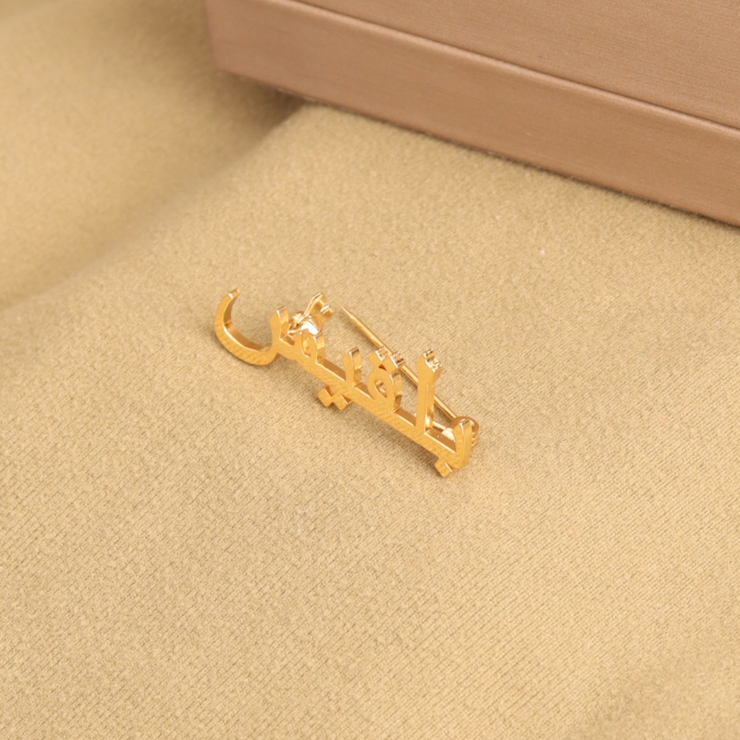 Customized Arabic Name Brooch  - Interior Design Office recensione e prezzo